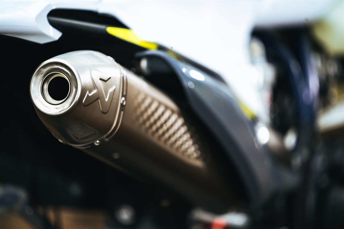 Husqvarna lancia la nuova linea dedicata Akrapovic
